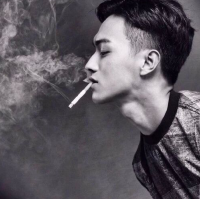 何思佳 何思佳 希望你爱的人都比我爱