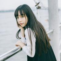 微风很轻柔。 像个路人看你生活 心