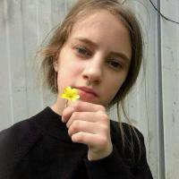 病娇少女. 真正有故事的人通常不