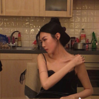 音讯 醉的人们举起酒杯，笑