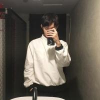 她说她还爱你. 走在热闹的人群中不知