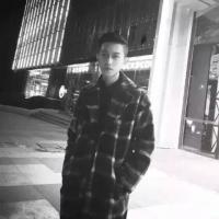 她说她还爱你. 走在热闹的人群中不知