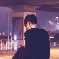 闻讯 听着忧伤的歌，心里全