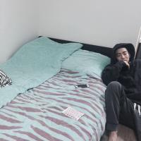 闻讯 听着忧伤的歌，心里全