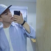 闻讯 她就像是那窗外湖边的
