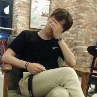 闻讯 她就像是那窗外湖边的