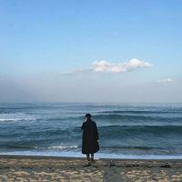 谁在岁月里长长叹息。 明明难受到爆还要和你