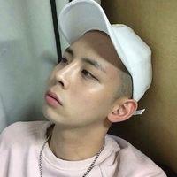 提刀杀红眼 他踏过青色的石板 离