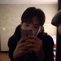 提刀杀红眼 他踏过青色的石板 离