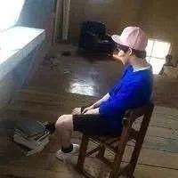 提刀杀红眼 他踏过青色的石板 离
