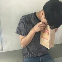 “假装没看见 却用余光看了几千遍” 你不但长得丑 还什么
