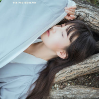 HUANG. 風無法帶走思念，卻使