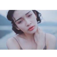 烧开的水，蒸气从壶嘴
