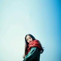 是谁说的天长地久 有是谁在半路放的手 岁月总是无情，或许一
