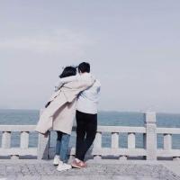 情侣啊 若无人牵你手那就手插