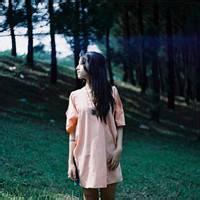 人来人往花开花落 总是让思念和你扯上关