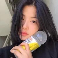 别做大魔王也别上战场少做痴情种没有好下场 你眼睛会笑，弯成一条
