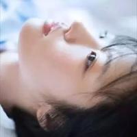 净。 喝醉酒的人笑着举起了