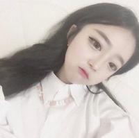 净。 喝醉酒的人笑着举起了
