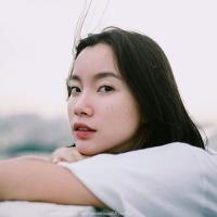 女头. 一个人坐在角落里,我