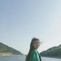女头. 一个人坐在角落里,我