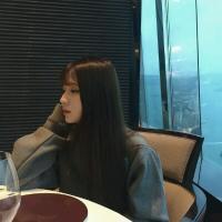 我在广场抽烟 有时候有些人看起来像