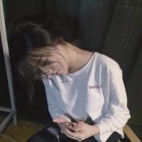 我在广场抽烟 你走了真好，不然总担