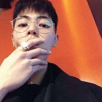 浪久厌孤 把脖子放在围巾里，秋