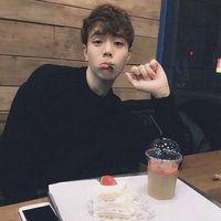 浪久厌孤 把脖子放在围巾里，秋