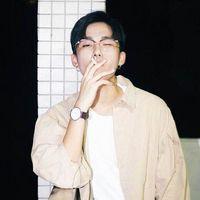 学着万事藏于心不表于情. 灯辉摇曳满都城听着雨