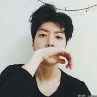 男头吧 抚摸着昔日互诉情话的