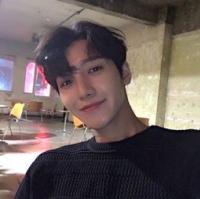 男头吧 抚摸着昔日互诉情话的