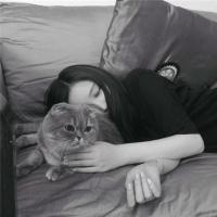 黑白女头 抚摸着昔日互诉情话的
