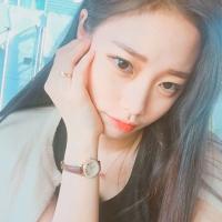 他背着她,她问他：我