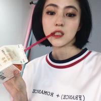 “值得的人不需要你跑着靠近” 躲在万劫不复的街头，
