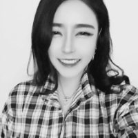 愿你想念时可以拥抱。 ?﹏你牵着我的手，却