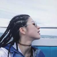 你说我们相见恨晚我说我爱你不够勇敢 那被岁月覆盖的花开，