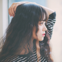 如果再见不能红着眼 是否还能红着脸 你总嫌她矫情脆弱爱流