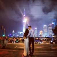我会送你红色玫瑰 你别拿眼泪相对 我就让你天天看着我得