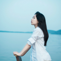 拿酒与你说心事 莪拿青春赌明天，明天