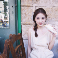 婪瘾。 放开了她的手，陪她寻
