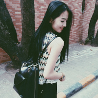婪瘾。 放开了她的手，陪她寻