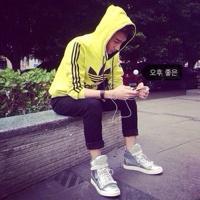 - 要有多坚强，才敢念念