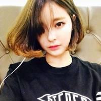 短发女人也可以性感和可爱。 空气都变得朦胧，你留