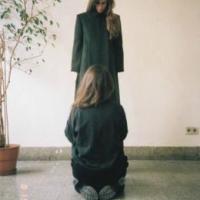 静静悄悄默默离开。 有些人不愿在想起，却