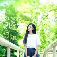 没有朋友没有鲜花笼罩 很多时候，看的太透反