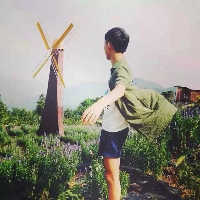 我梦里朝着你跑，你笑容洒在嘴角。 我是你真真切切的轻浮