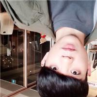 我梦里朝着你跑，你笑容洒在嘴角。 我是你真真切切的轻浮