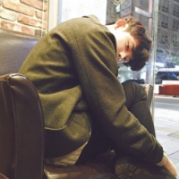 我梦里朝着你跑，你笑容洒在嘴角。 我是你真真切切的轻浮