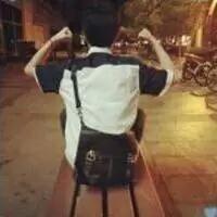 指尖轻触冰冷的灰白，